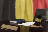Le bureau d'un juge devant un drapeau belge