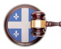 Un maillet et une plaque avec le drapeau du Québec