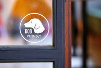 Un autocollant "dog friendly" sur une porte