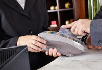 Un client payant par carte