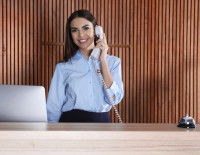 Une réceptionniste au téléphone