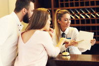 Une réceptionniste montrant un papier à un couple