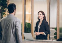 Un homme parlant à la réceptionniste d'un hôtel