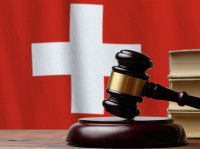 Un maillet posé devant le drapeau de la Suisse