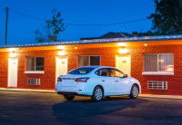 Une voiture garée devant un hôtel