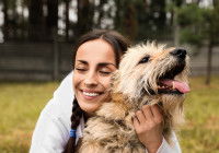 Une femme est heureuse de retrouver son chien