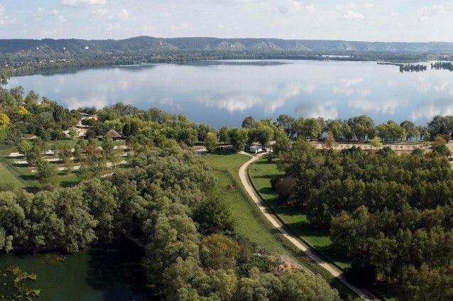 Le lac des Deux Amants, à Léry-Pose