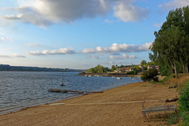 Le lac artificiel de Pareloup en Occitanie