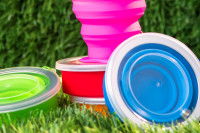 Des gamelles de différentes couleurs faites en plastique souple et pliable.