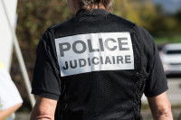 Un agent de la police judiciaire vu de dos