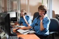 Deux policières opérant un standard téléphonique