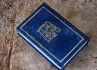 Un exemplaire de la Bible hébraïque posé sur une pierre