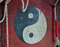 Le symbole du Yin et du Yang peint sur une porte en bois