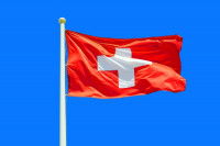 Le drapeau de la Suisse devant un ciel bleu