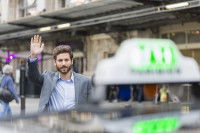 Un homme en train d'appeler un taxi