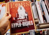 Une couverture de magazine sur laquelle figure un chien