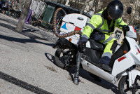 Un ramasseur de crottes à scooter