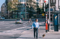 Un homme promène son chien à Luxembourg