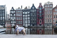 Un chien Carlin sur les rives des canaux d'Amsterdam, aux Pays-Bas