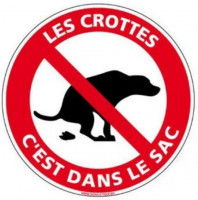 Un panneau rouge et blanc avec un chien déféquant barré et l'inscription "les crottes c'est dans le sac"