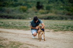Un Berger Allemand se faisant caresser par son maître 