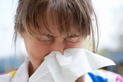 Une infirmière se mouchant le nez