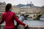 Une femme et son Yorkshire Terrier sur un pont au-dessus de la Seine à Paris 