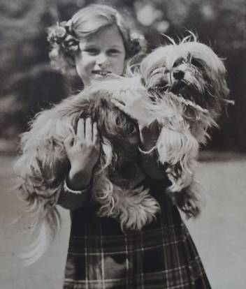 La future reine Élisabeth II tenant son Shih Tzu dans les bras