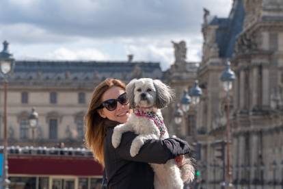 Une jeune femme portant un Shih Tzu dans ses bras à Paris