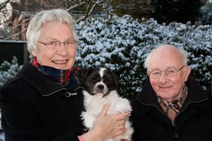 Un couple âgé avec un Shih Tzu