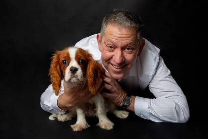 Un Cavalier King Charles Spaniel et son maître
