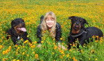 Elena avec Margoet Karmen au milieu des fleurs - Rottweiler