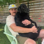 Un Labernois assis sur les cuisses d'un homme