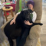 Un Labernois assis sur les cuisses d'une femme dans un canapé