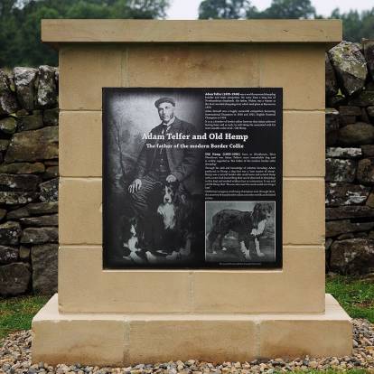 Un mémorial dédié à Adam Telfer et à son chien Old Hemp, considéré comme l'ancêtre du Border Collie moderne.