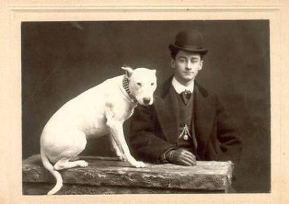Photo noir et blanc d'un Bull Terrier avec Carlton Hinks