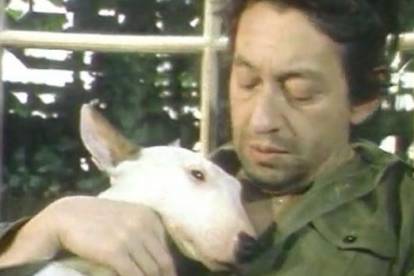 Serge Gainsbourg tenant dans ses bras sa chienne Bull Terrier Nana