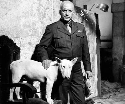 Le général Patton avec son chien Bull Terrier blanc nommé Willie