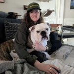Un Shorty Bull allongé sur un canapé dans les bras d'une femme