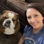 Un Shorty Bull assis à côté d'une femme