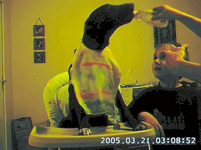 THALYA aujourd hui entrain de manger.... -