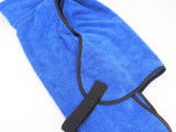 Peignoir pour chien en microfibre, absorbant et confortable, dans lequel votre chien se sentira vite au sec. La longueur idéale du dos du chien pour la taille M est 51 cm, et pour la taille XL est de 61 cm Seules tailles disponibles 2 couleurs : bleu et vert