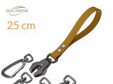 La dragonne K9 en biothane 19 mm (25 cm) offre un contrôle puissant et immédiat, même avec les chiens les plus forts. Équipée de mousquetons aluminium au choix (300–400 kg) et de vis inox, elle assure sécurité et fiabilité en toutes circonstances. Parfaite pour les passages techniques, les zones à risques et les chiens puissants. *** Die K9?Handschlaufe aus biothane 19 mm (25 cm) bietet sofortige und kraftvolle Kontrolle – auch bei sehr starken Hunden. Mit Aluminium-Karabinern nach Wahl (300-400 kg) und Edelstahlschrauben garantiert sie maximale Sicherheit und Zuverlässigkeit. Ideal für technische Passagen, Risikobereiche und kraftvolle Hunde.
