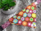 Chaque foulard se glisse facilement sur le collier de votre animal
