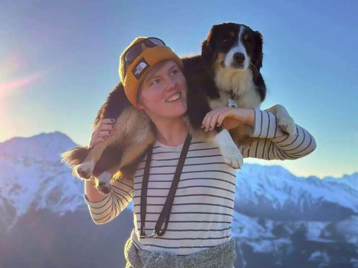 Lou Perrier comportementaliste canin chez Dans la Meute avec son chien.